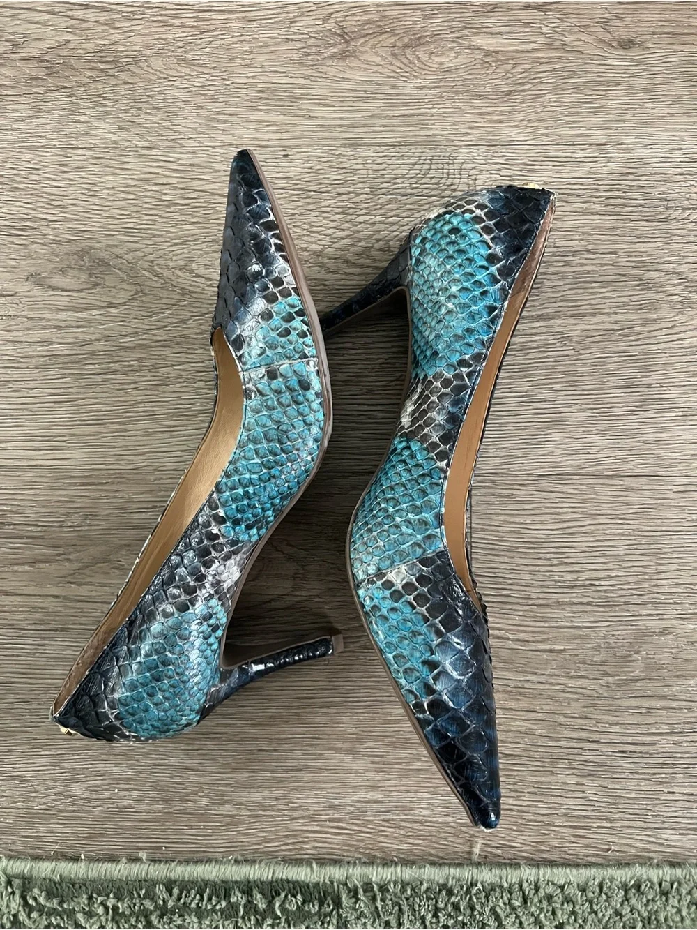 Jennifer Lopez Blue Teal Snakeskin Pointed Pumps